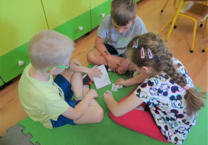 Dzieci tworzą wyrazy z rozsypanki sylabowej